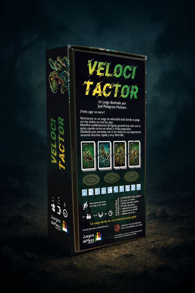Parte trasera de la caja del juego de mesa Velocitactor. Incluye el título en letras verdes y amarillas y la pregunta: '¿Podés jugar sin mirar?'. Se describe el juego como una experiencia táctil inclusiva para personas con o sin visión. Aparecen imágenes de cartas en relieve y fichas redondas y cuadradas que forman los componentes. Abajo figuran los íconos de edad recomendada, cantidad de jugadores y duración, junto al logotipo JuegosDeMesa.com.ar y la lista detallada de componentes, con mención al reglamento en braille y al alfabeto braille.